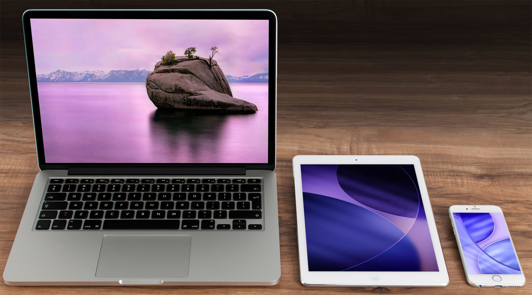 Macbook iPad iPhone bureau bois